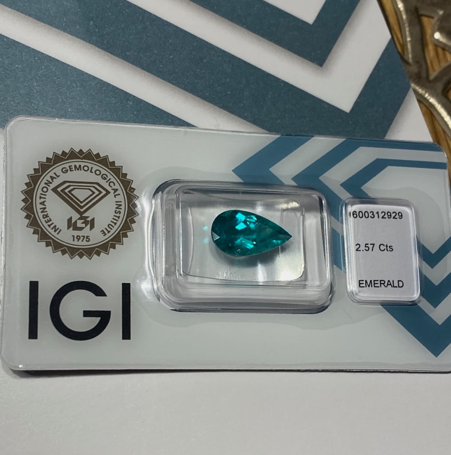 Kolumbijský smaragd 2,57 ct v kapkovitém brusu zapečetěný v certifikačním obalu IGI