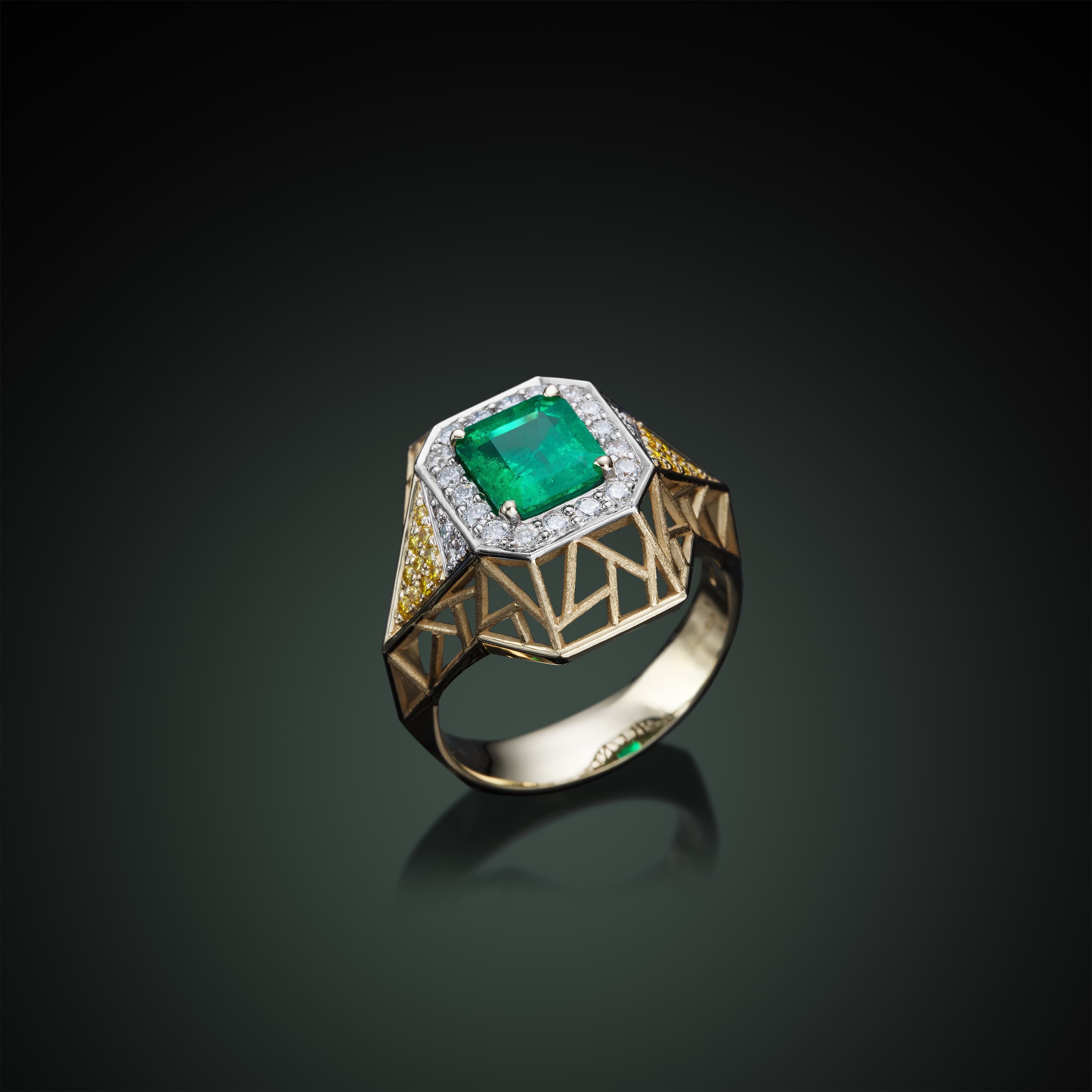 Gold ring with a Colombian emerald in a diamond frame