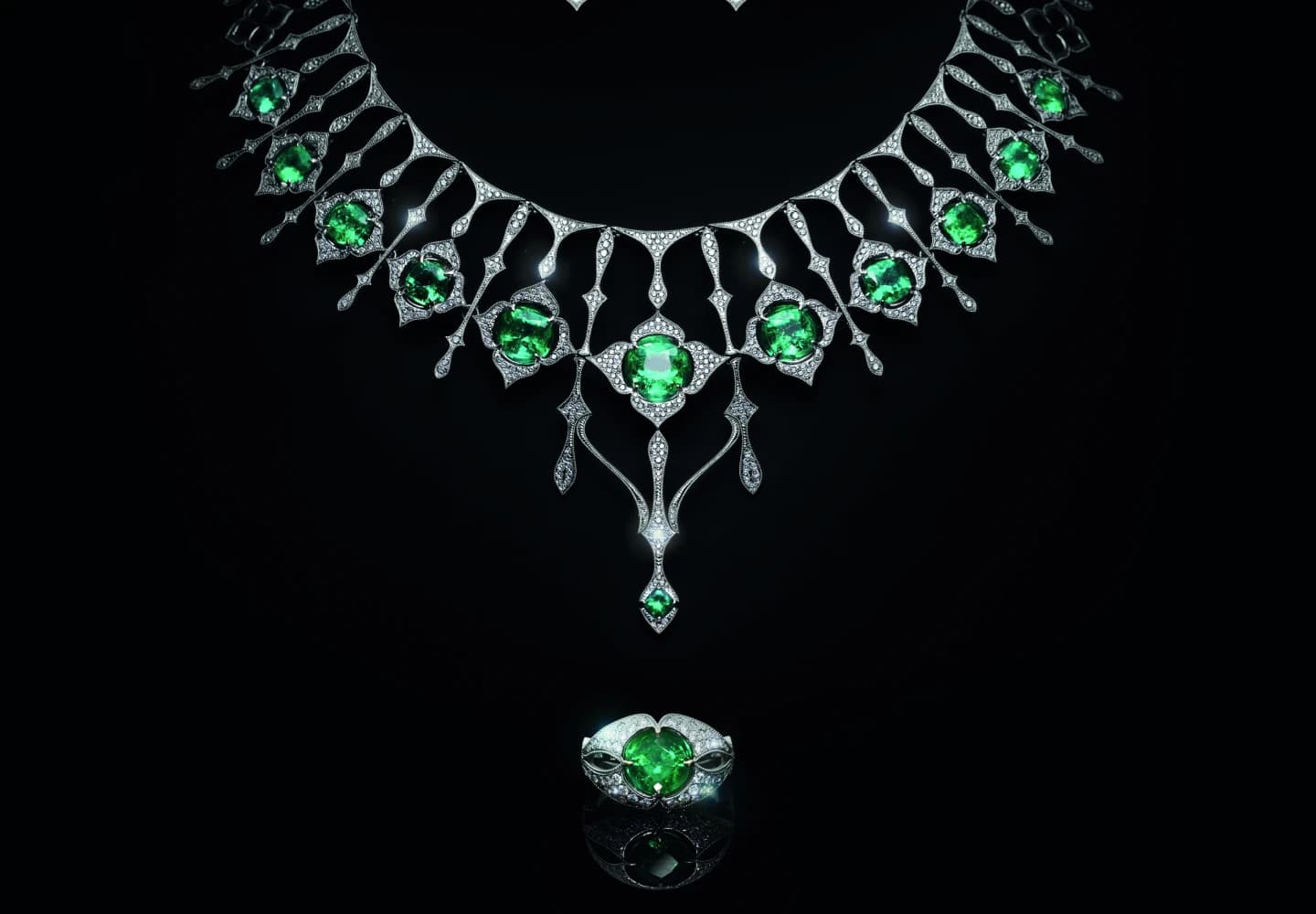 Gold ring with a Colombian emerald and diamonds